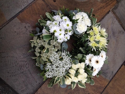 Modern clustered wreath