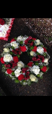 Red & white mixed wreath