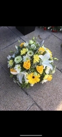 Yellow & white mixed posy